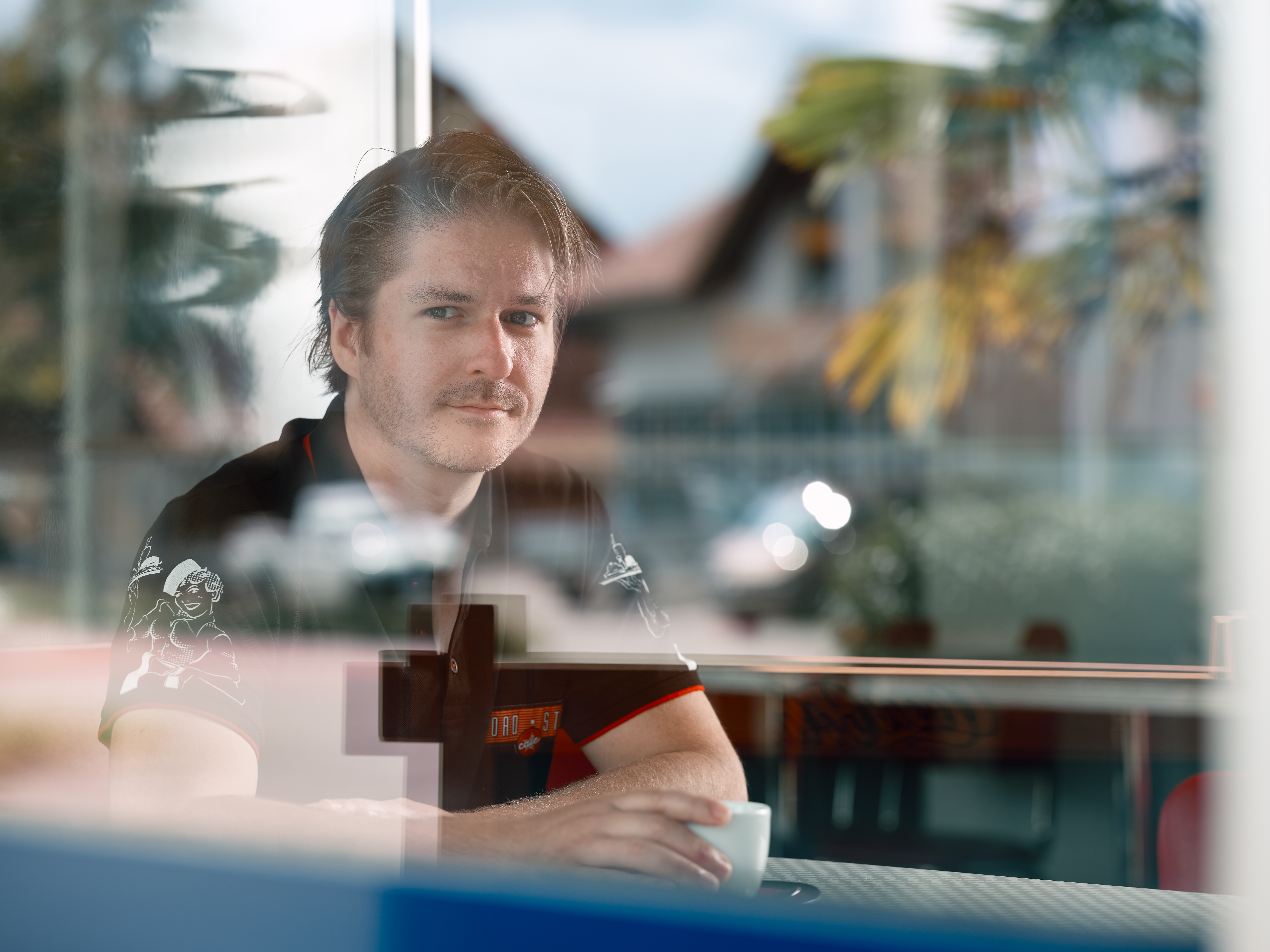 sagt Tobias Hubacher, Mitinhaber des Road Stop Cafes, sitzt dankdenklich bei einer Tasse Cafe an einem der Tische