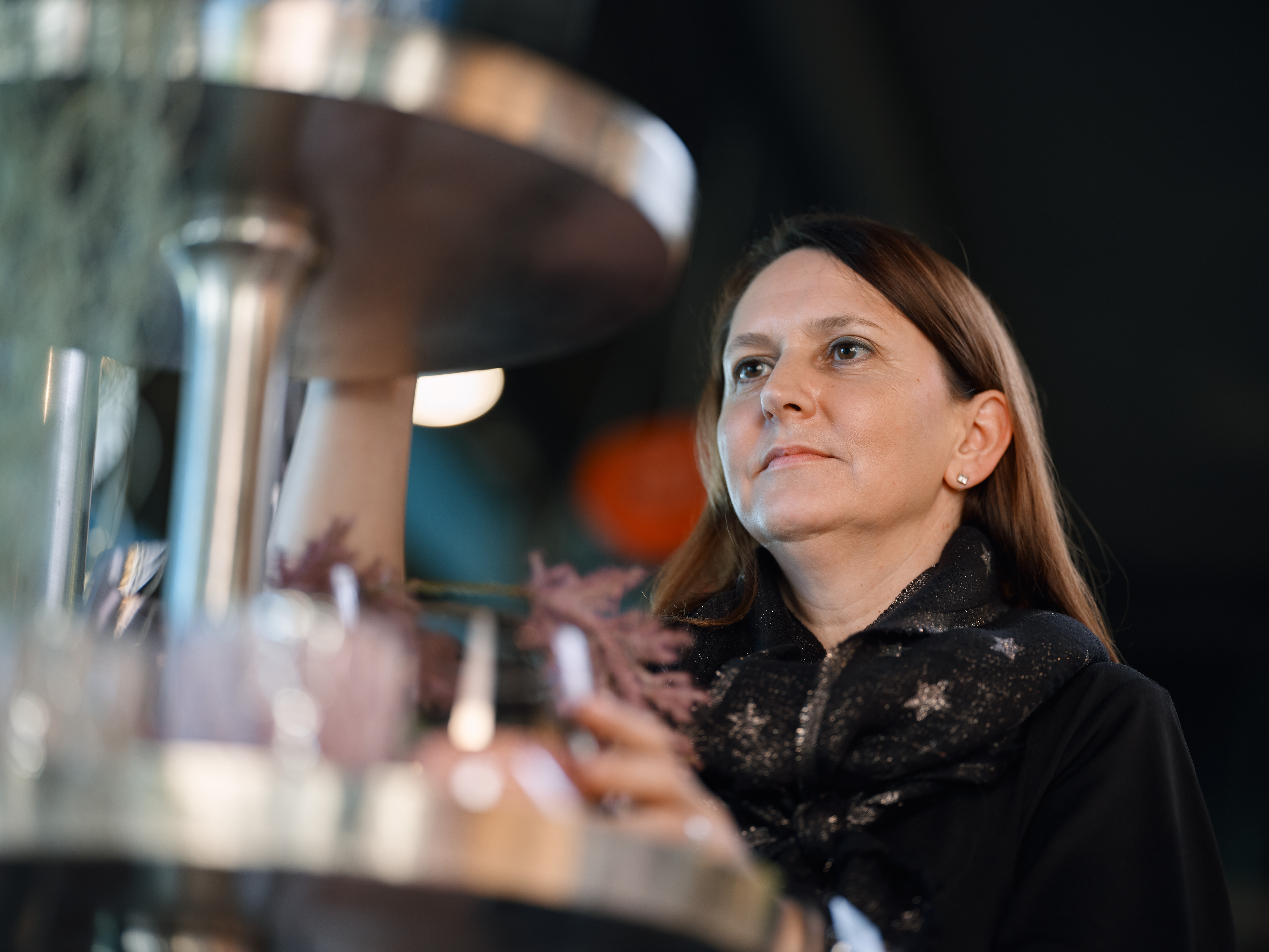 Myriam Stettler arrangiert die Ausstellung in ihrem Laden