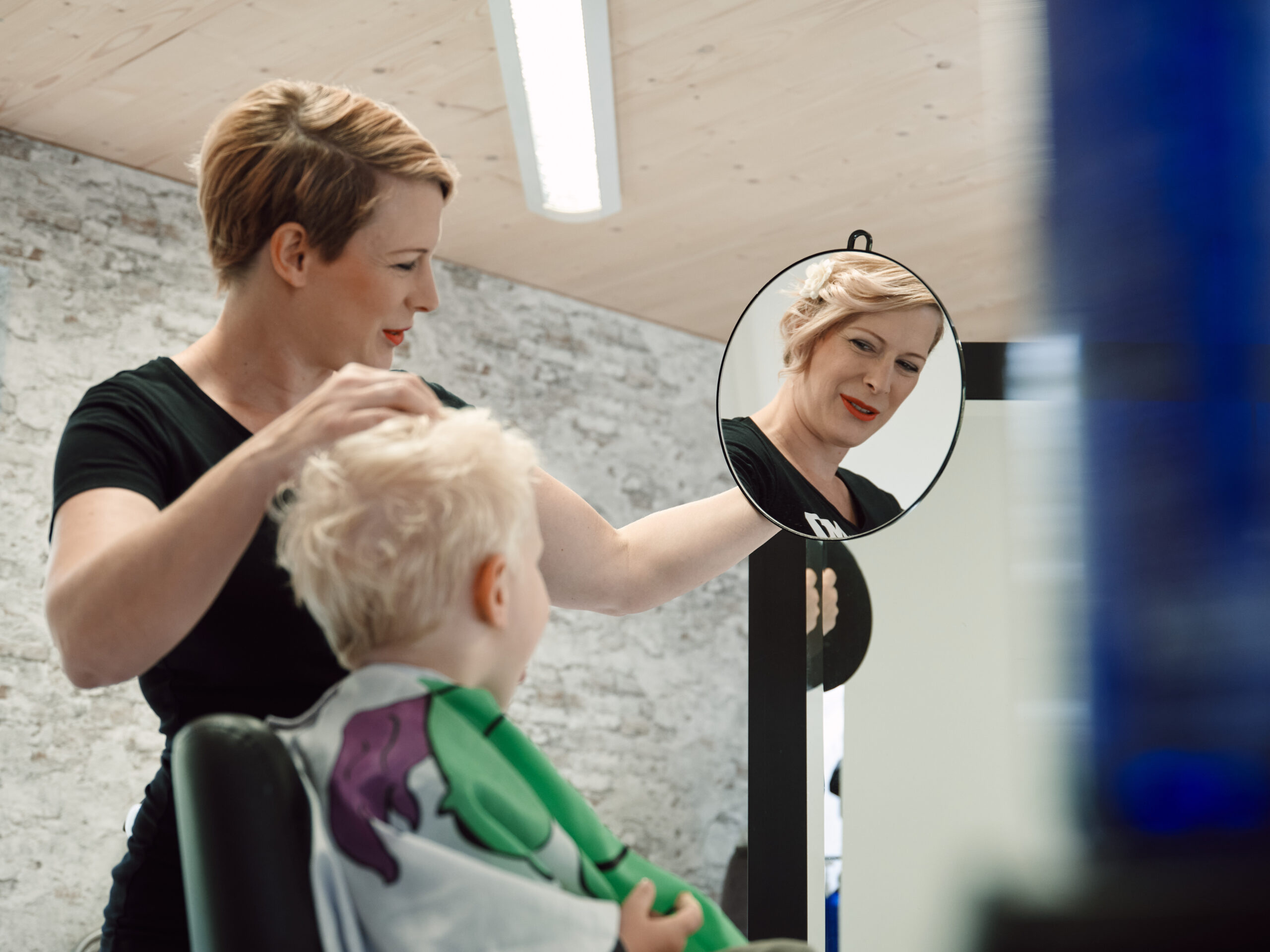 Simone Wüthrich, Inhaberin des Coiffure M7 , frisiert einem Jungen die Haare