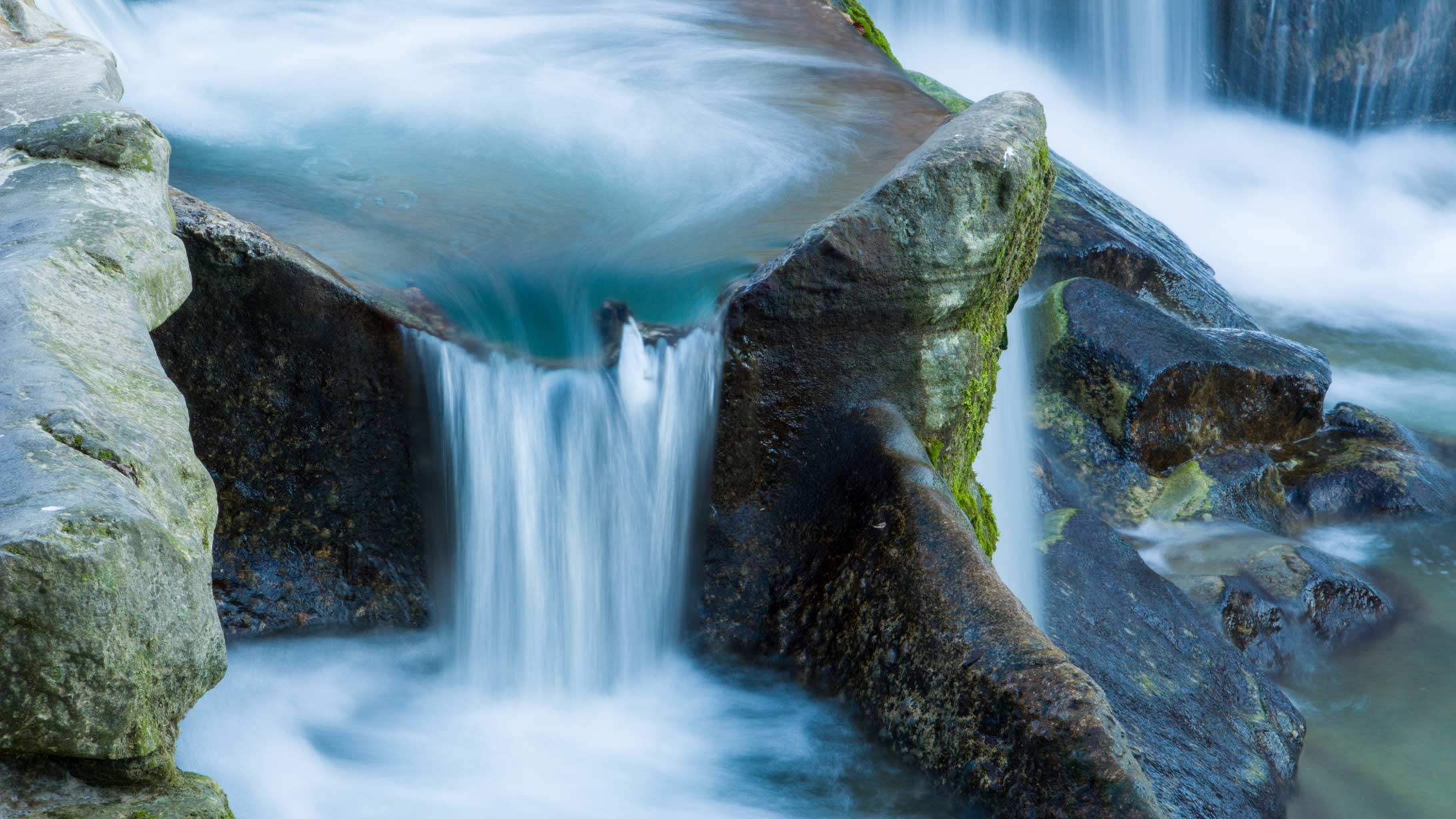 Wasser fliesst einen Wasserfall hinunter.