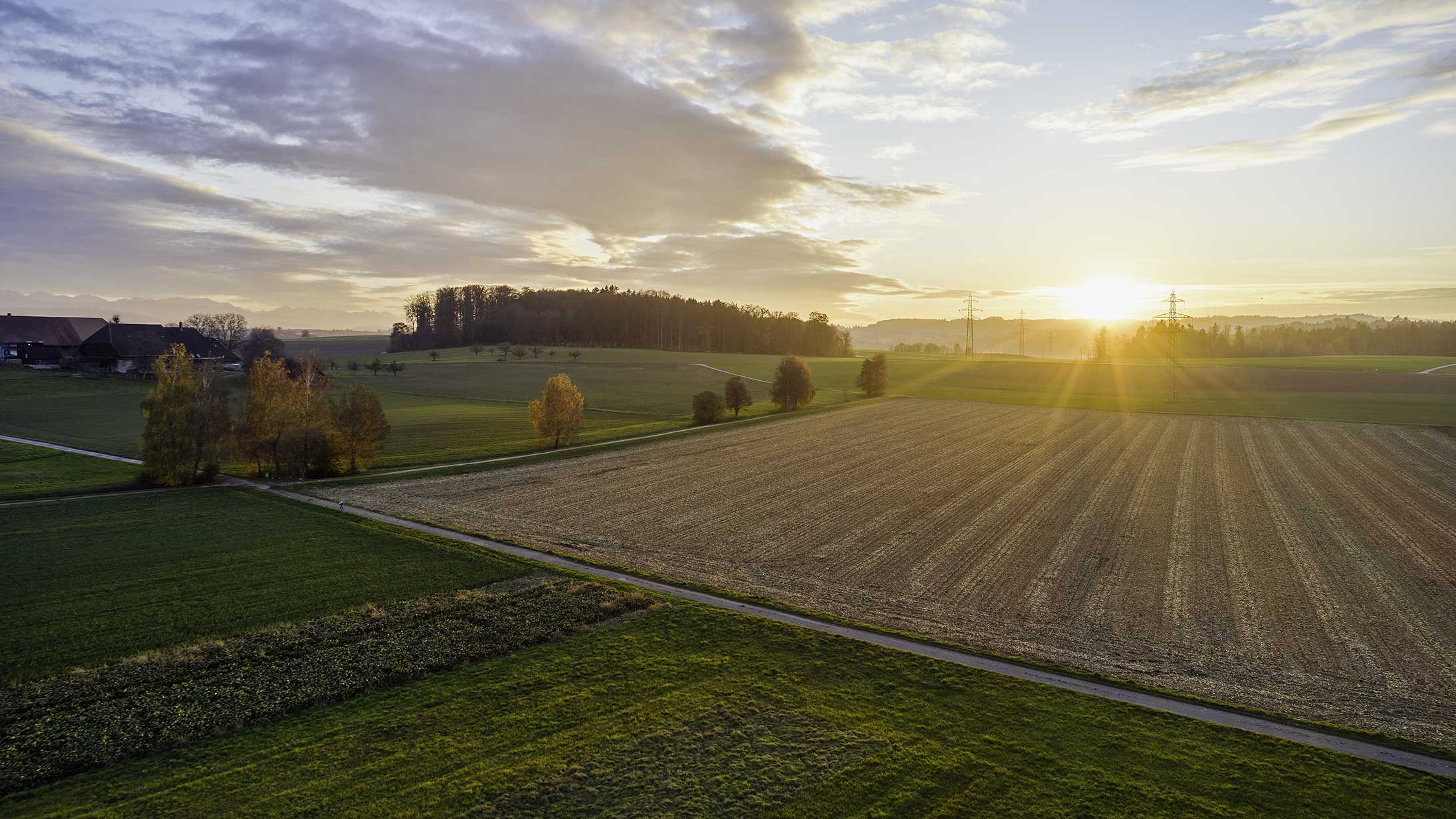 Landschaft um Jegenstorf bei Sonnenaufgang.