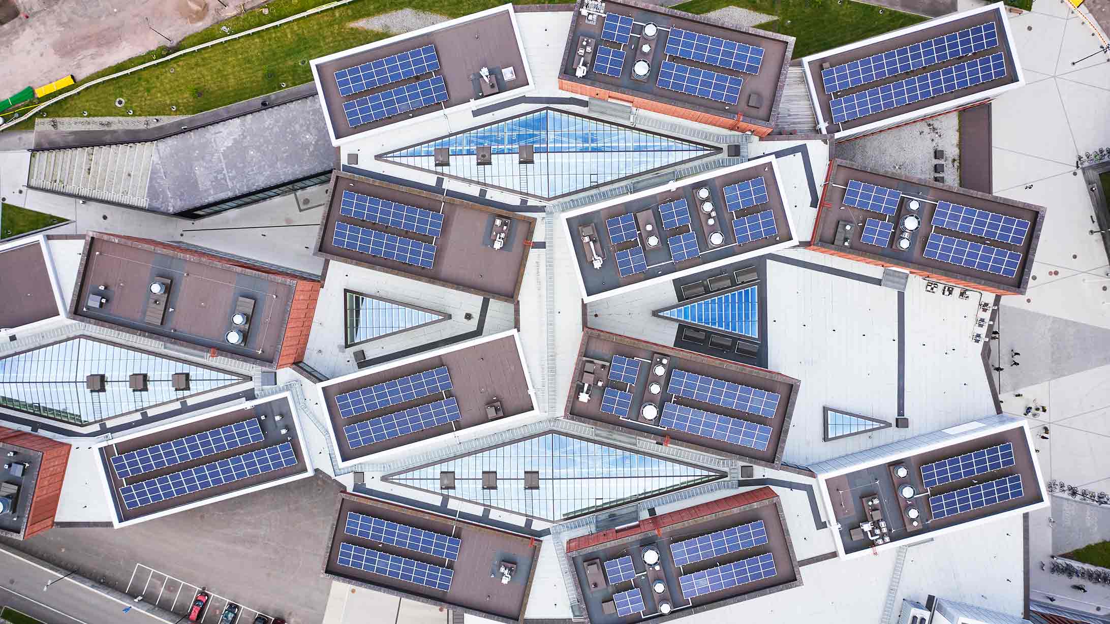 Solaranlagen auf Dächern aus der Vogelperspektive.