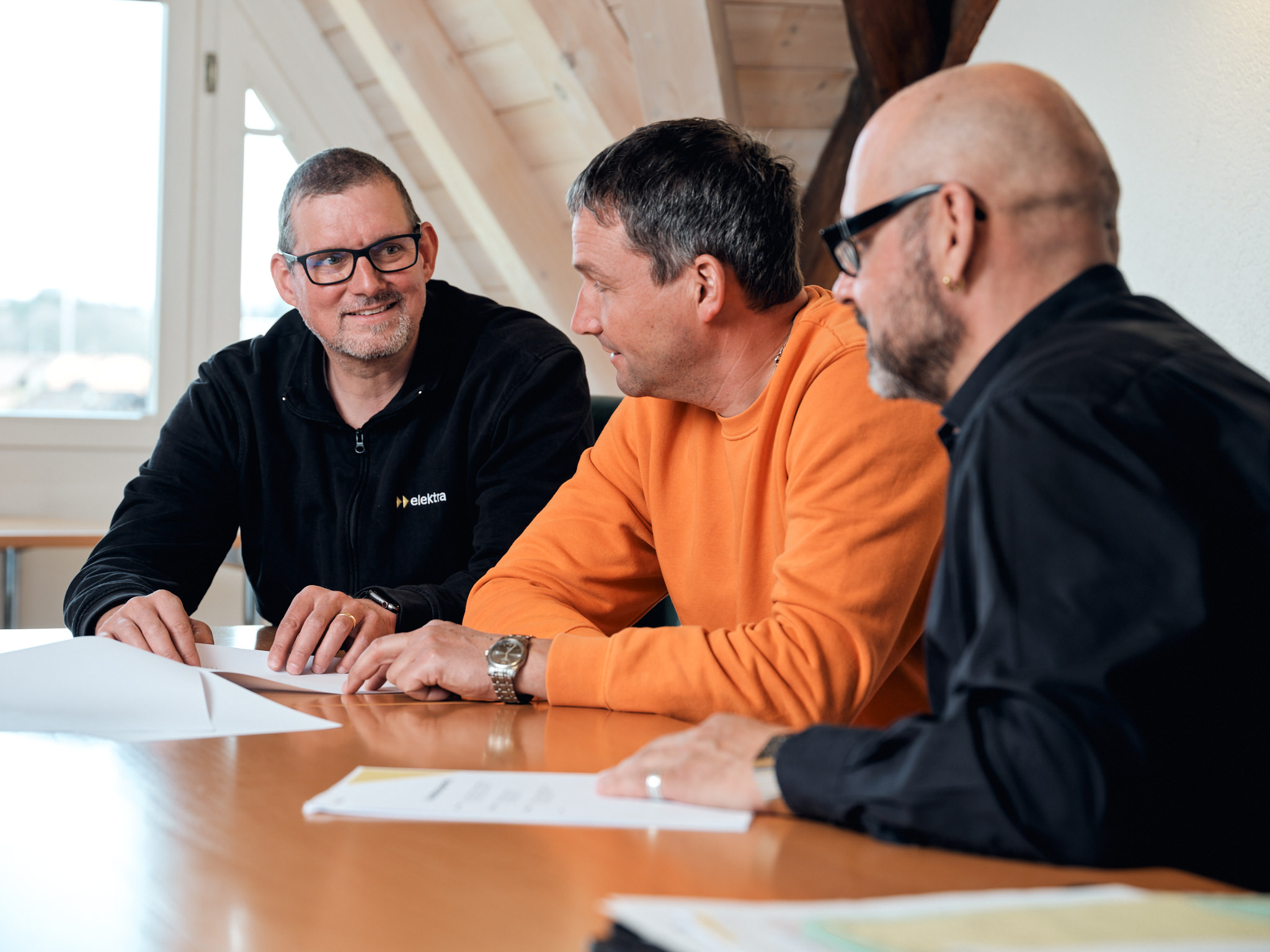 Teamwork: Christof Bürgi (Werkhofleiter), Michael Müller (Projektleiter Verteilnetz Elektra) und Stefan Flückiger (Gemeindeschreiber/Bauverwalter/Geschäftsführer Werkhof) arbeiten eng zusammen.