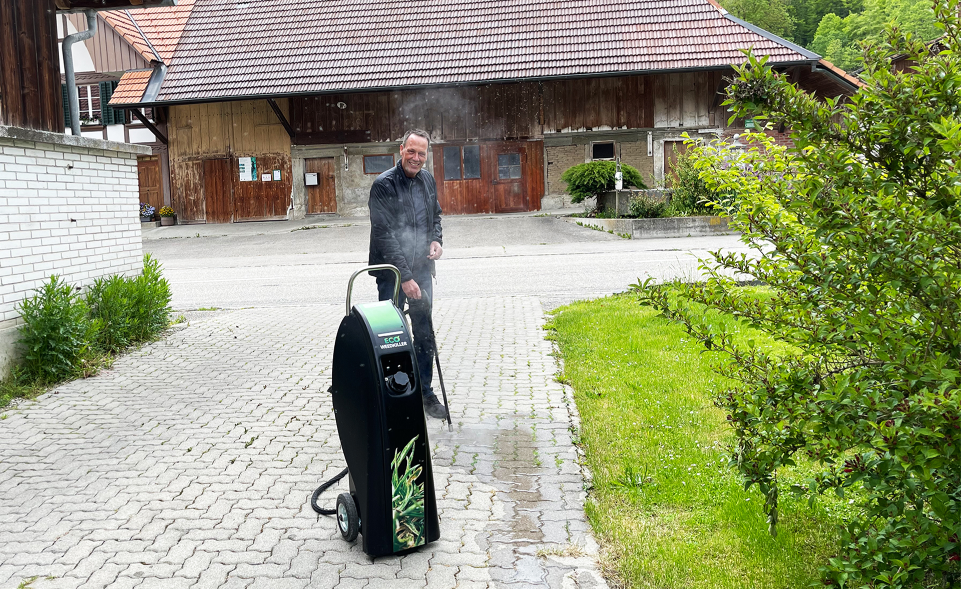 Beat Wyss zeigt vor, wie der Eco Weedkiller Garden funktioniert. Er sprüht 100 Grad heisses Wasser auf Unkraut.