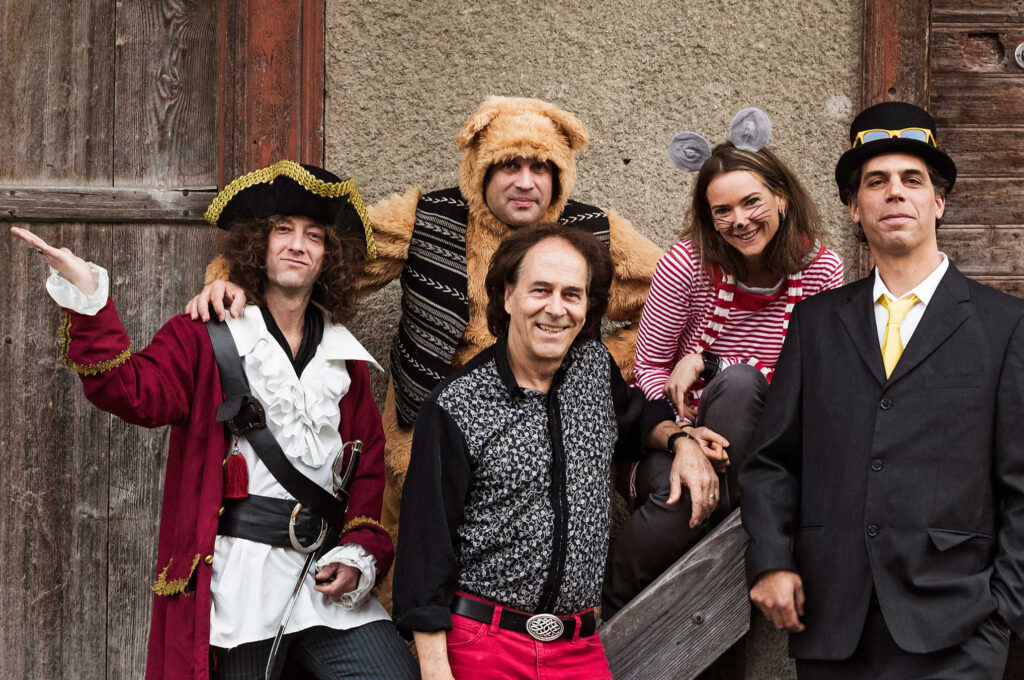 Roland Zoss mit JimmyFlitz-Band rockt am 7. November 2021 am Elektra Kinderevent die Bühne in der Aula Hindelbank.