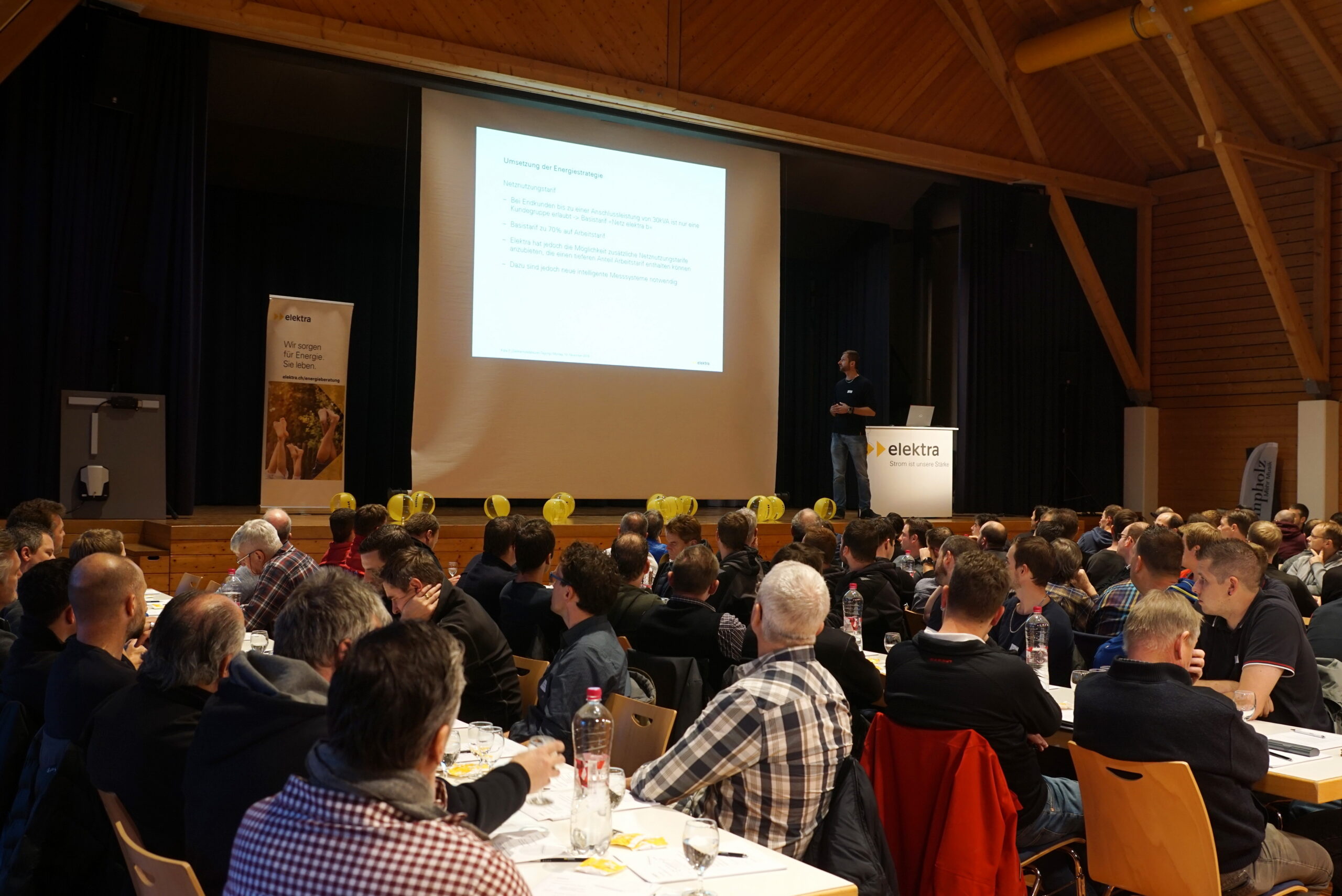 Jan Giger, Leiter Netze, referiert an der Installateuren-Tagung der Elektra.