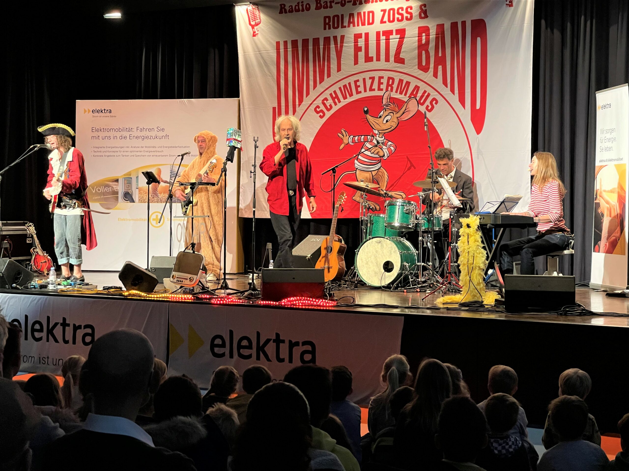 Roland Zoss und JimmyFlitz Band rocken die Bühne in Hindelbank am Elektra Kinderevent 2021.