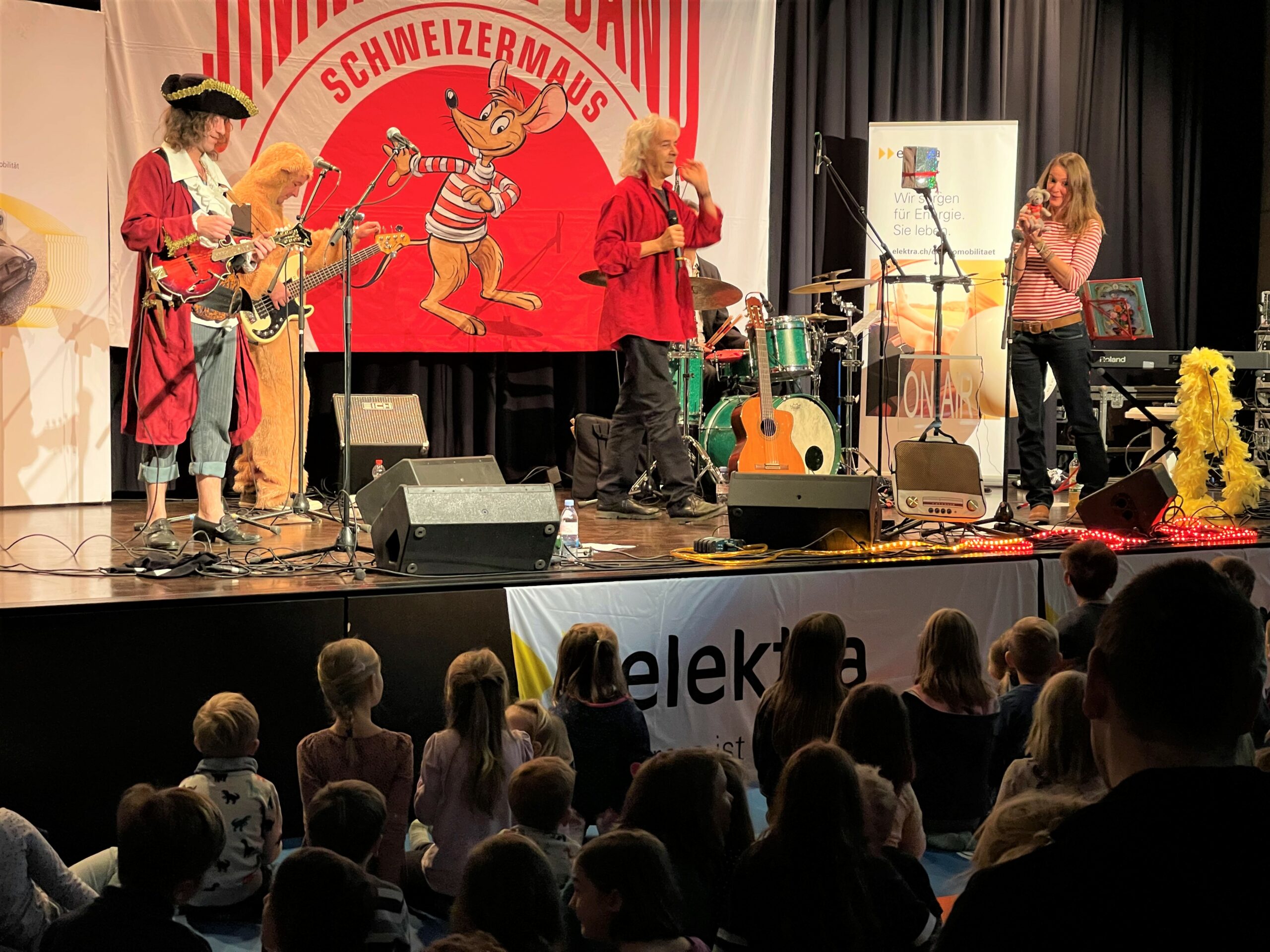 Die Roland Zoss & JimmyFlitz Band singt auf der Bühne des diesjährigen Elektra Kinderevents 2021.