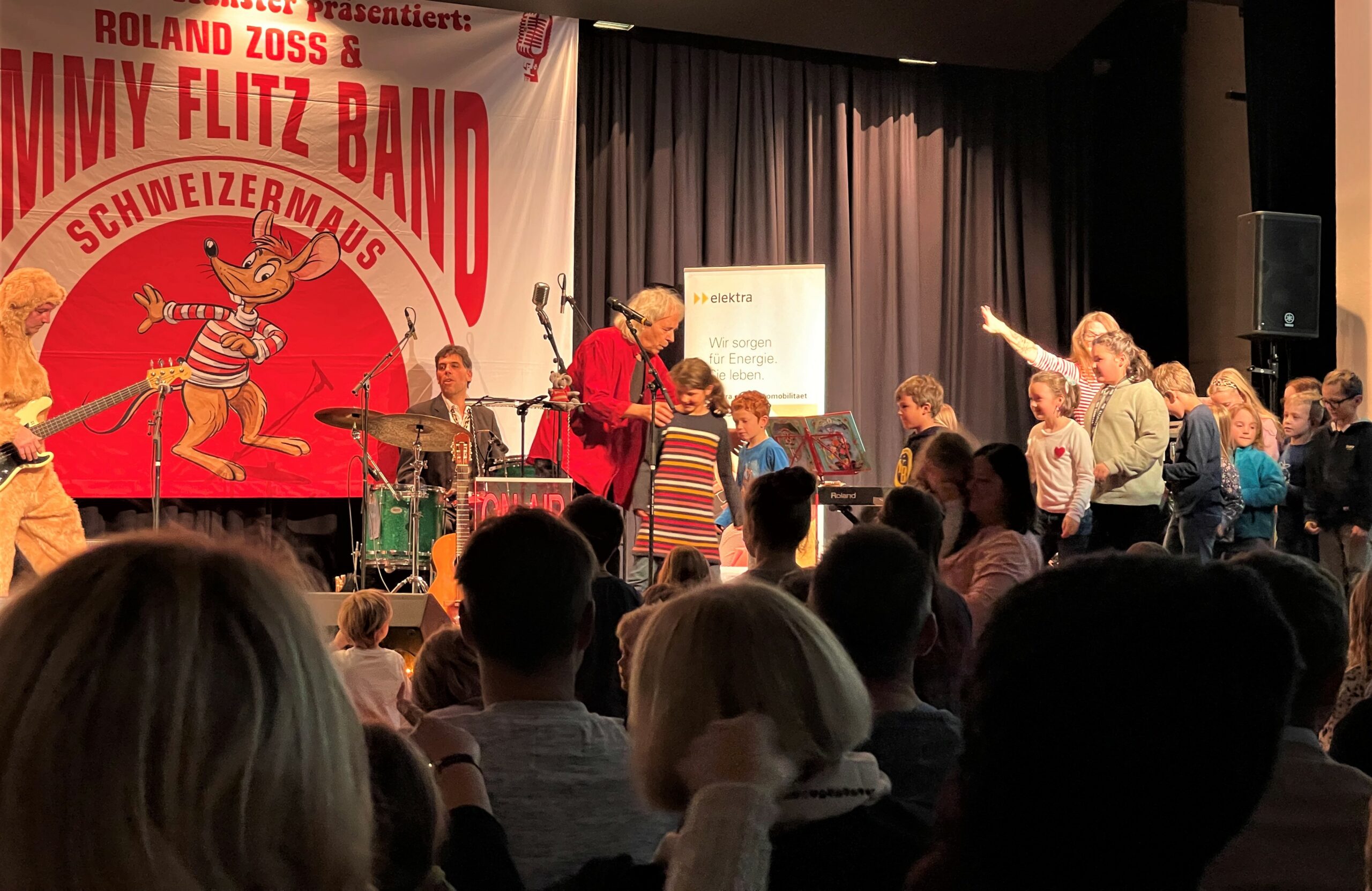 Roland Zoss ruft die Kinder zu sich auf die Bühne, um gemeinsam am Kinderevent der Elektra zu singen und zu tanzen.