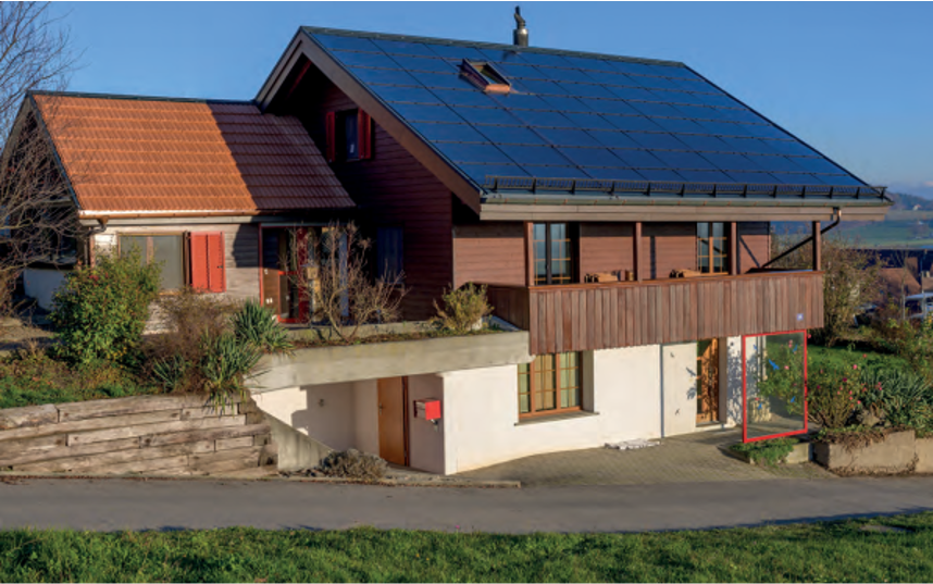 Auf dem Dach hat das Einfamilienhaus eine grosse Photovoltaik-Anlage. Damit die Solarenergie auch nachts genutzt werden kann, wird die überschüssige Energie im Stromspeicher gespeichert.