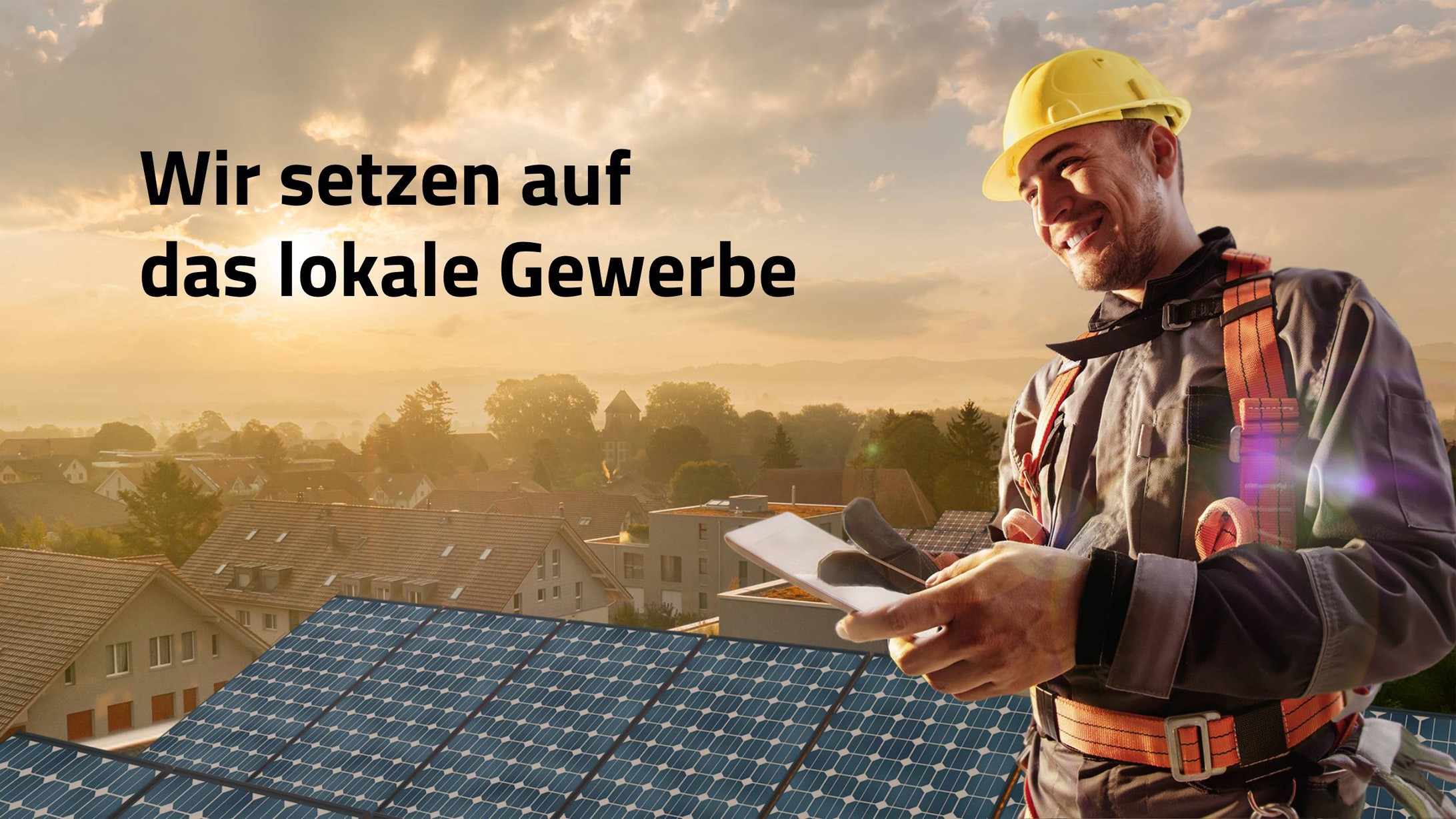 Mitten in Jegenstorf steht ein Fachmann auf einem Dach, in seiner Hand ein Tablet, mit dem er die Werte der Photovoltaikanlage überprüfen kann. Hinter ihm erstrahlt eine Photovoltaik-Anlage, gebaut von der Elektra in Kooperation mit dem lokalen Gewerbe.