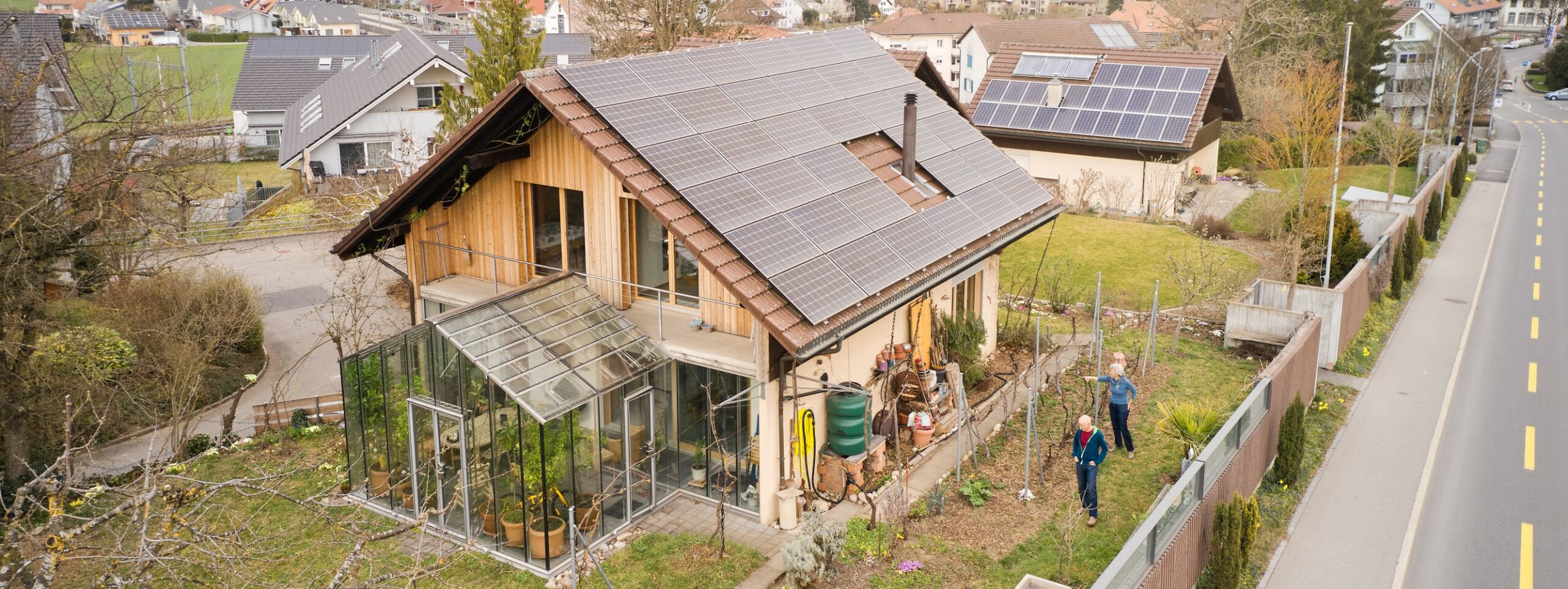 Auf dem Dach haben Jennis eine grosse Solaranlage, mit der sie ihren Energiebedarf zu 12 Prozent decken konnten. Dank der Salzbatterie liegt nun aber der Eigenverbrauch bei ca. 44 Prozent.