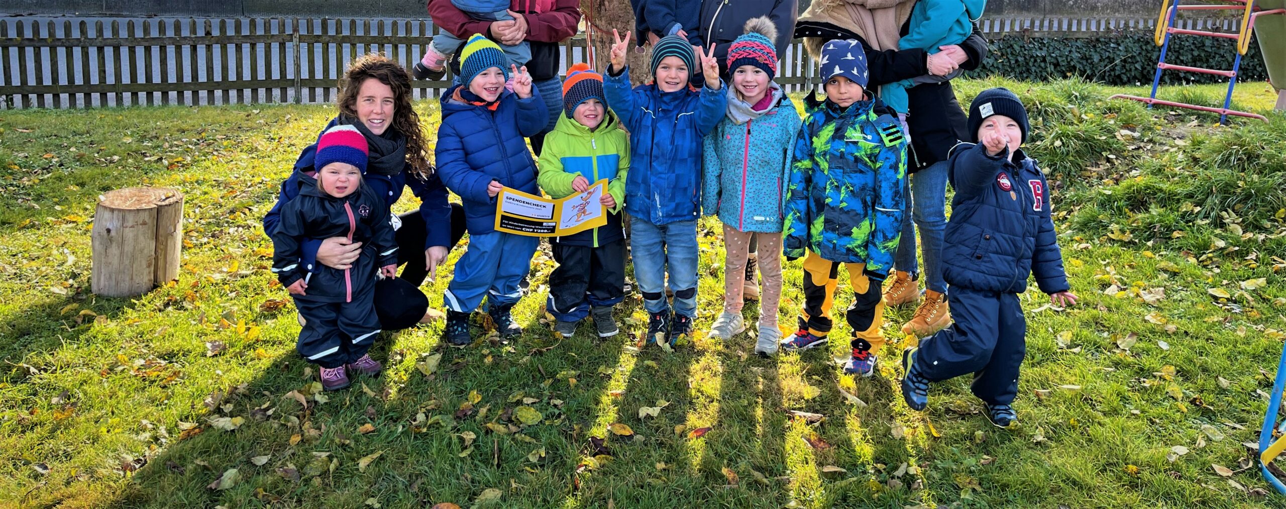 Die Kinder der Kinderbetreuung Waudchutz stehen warm eingepackt im Garten. Im Frühling werden sie dank der Kollekte des Elektra Kinderevents ihr Gartenprojekt in Angriff nehmen können.