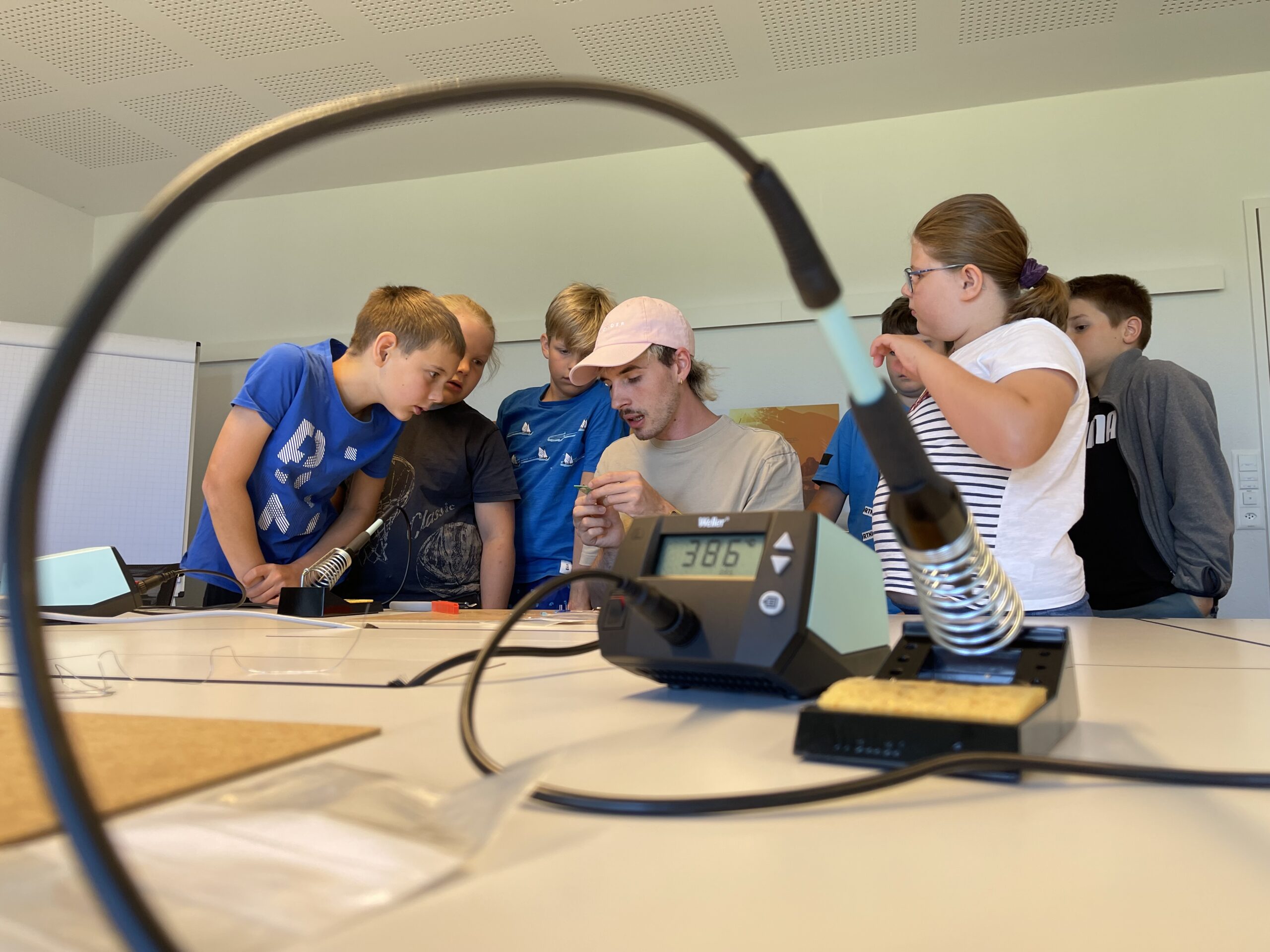 Kursleiter Dario Breitenstein zeigt sechs Technik interessierten Kindern am Workshop, der die Elektra zusammen mit dem Museum enter.ch im Rahmen des Ferienpasses Bucheggberg anbietet, wie sie ihr Roböterli basteln können.
