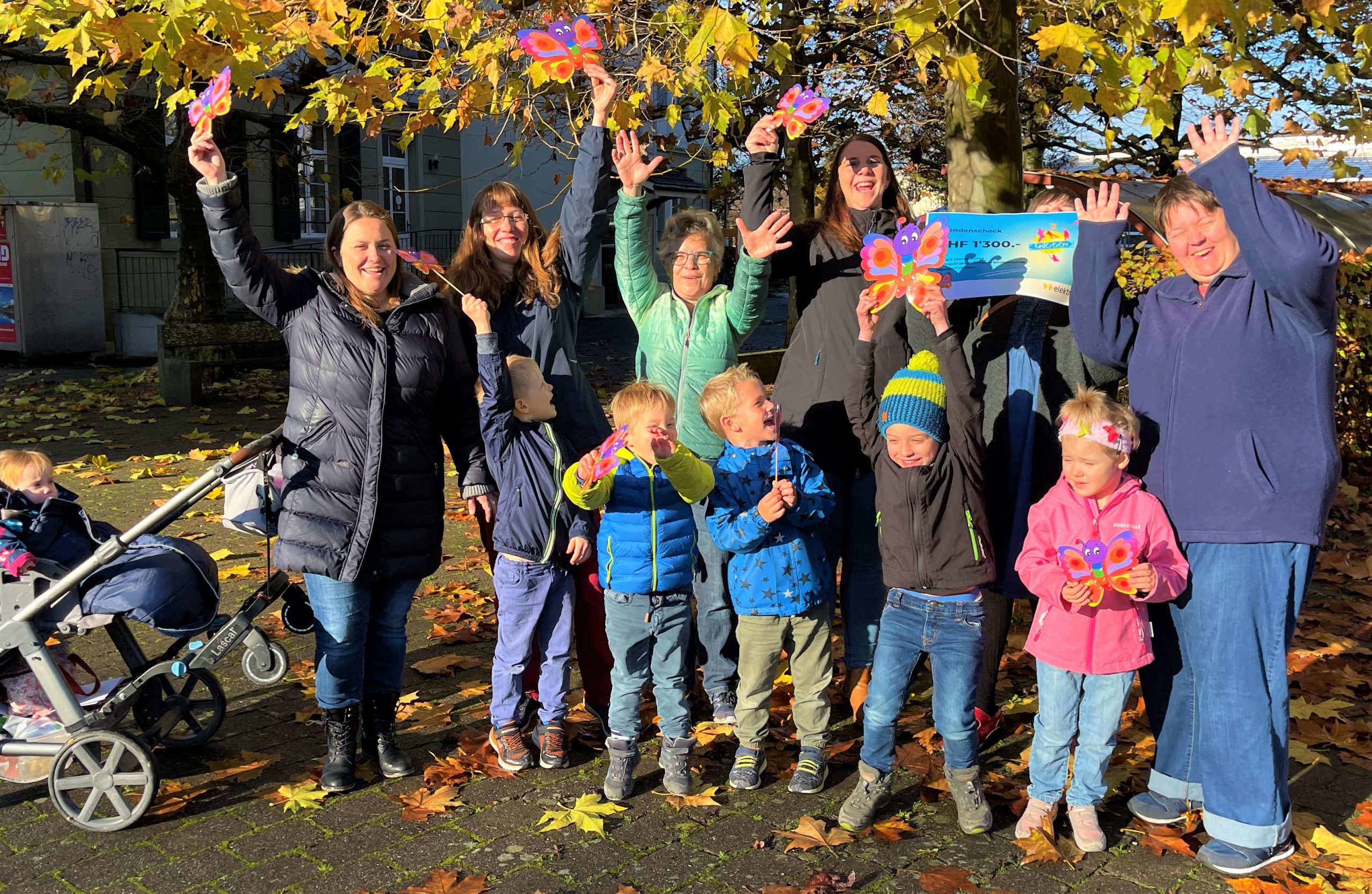 Strahlende Gesichter! Die Vertreterinnen mit ihren Kindern nehmen die Kollekte aus dem Elektra Kinderevent entgegen. Mit dem Geld planen sie den nächsten Abenteuerweg von Wilma.