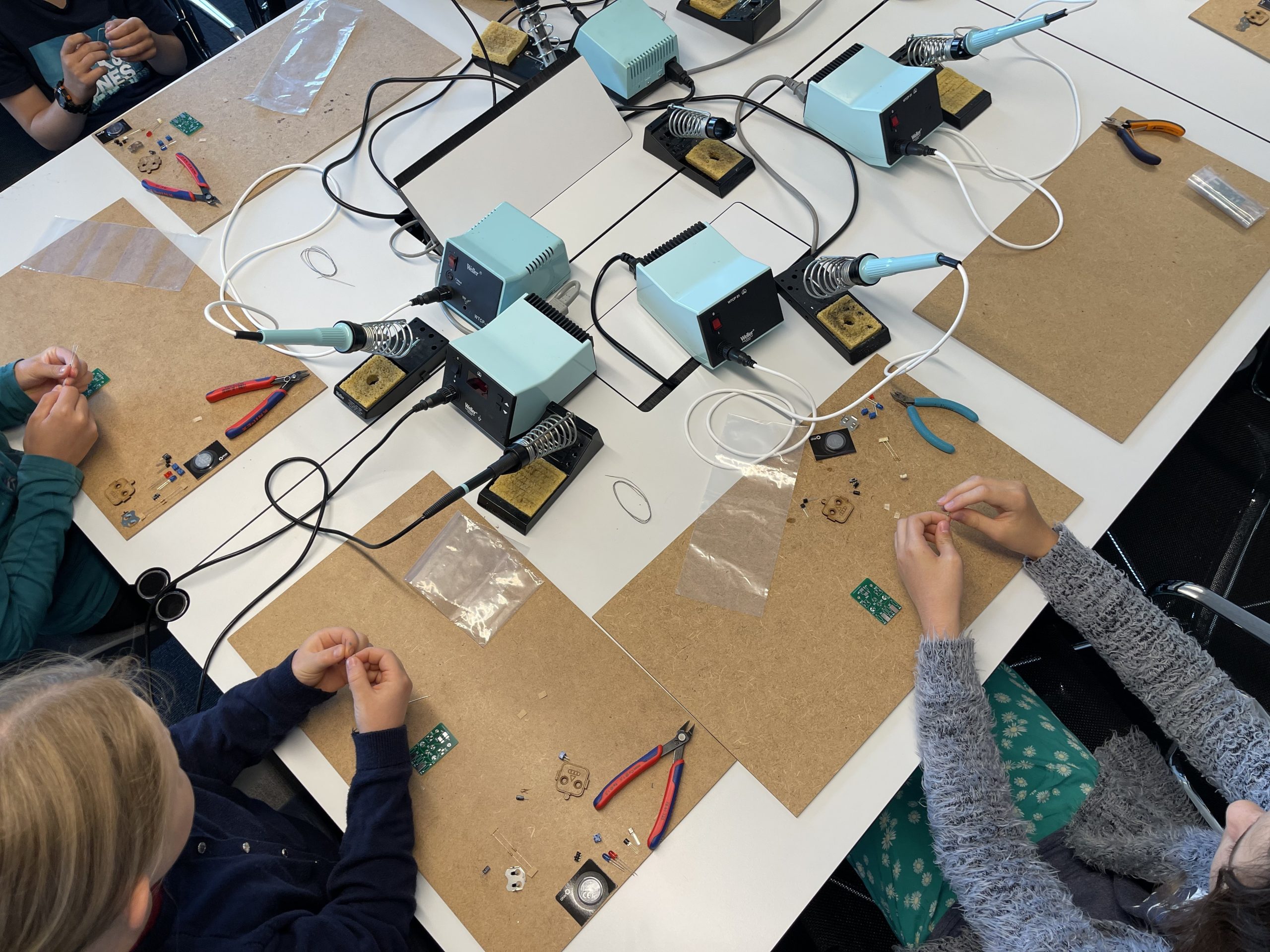 Kinder arbeiten am Roboeterli
