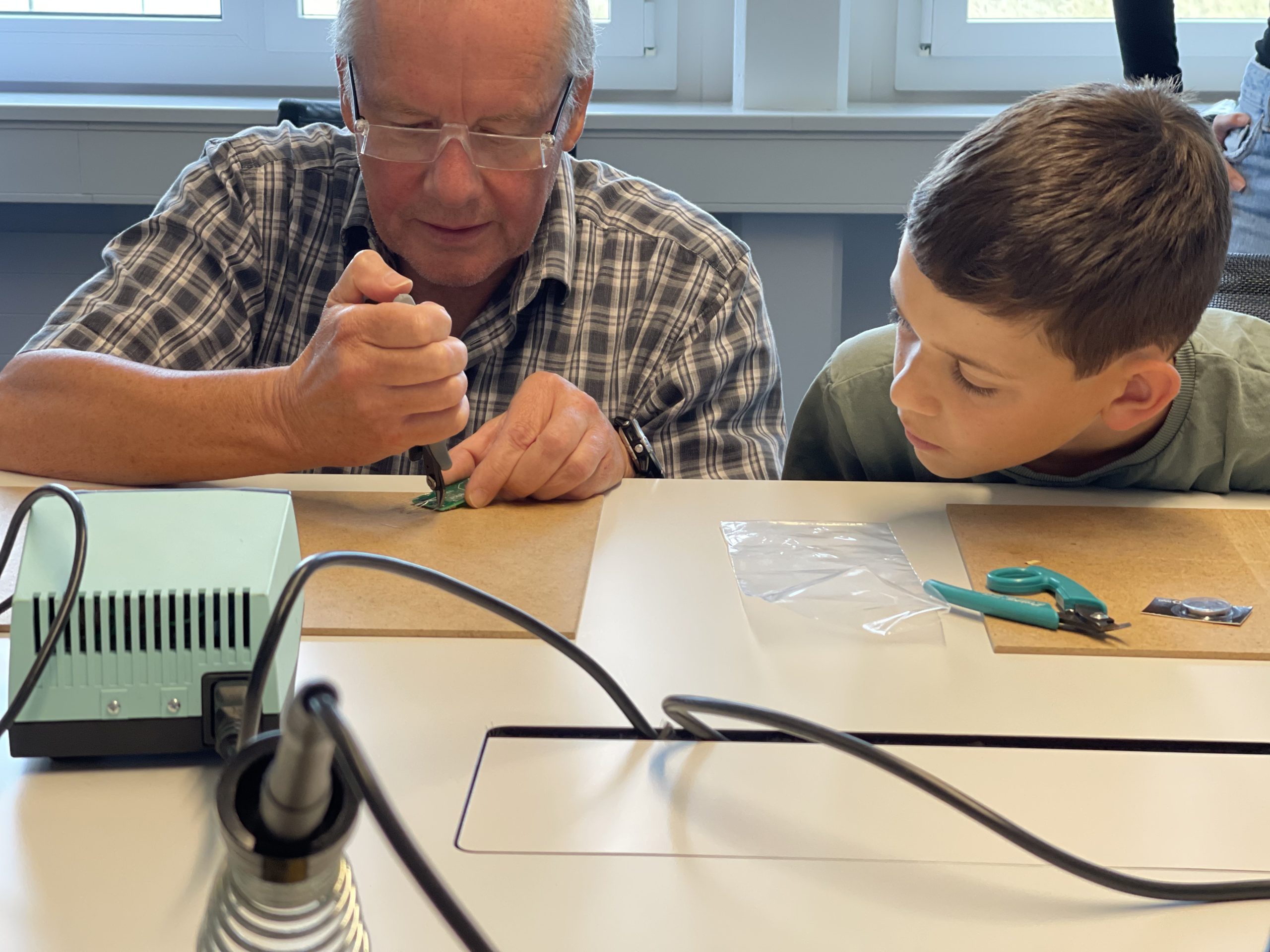 Workshopleiter zeigt Arbeitsschritt